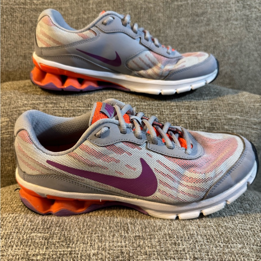 Nike Reax 9 Women’s Wolf Gray and Crimson Sneakers with Orange Sole Size 8